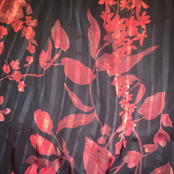 I.N. Studio 2X bell sleeve blouse black and red - Picture 8 of 8